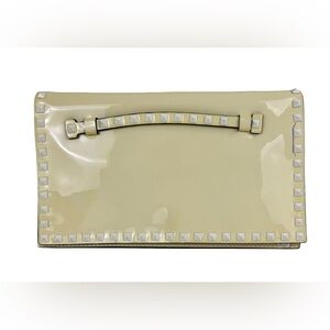 VALENTINO GARAVANI SIGNATURE CLUTCH IN NEUTRAL PATENT LEATHER